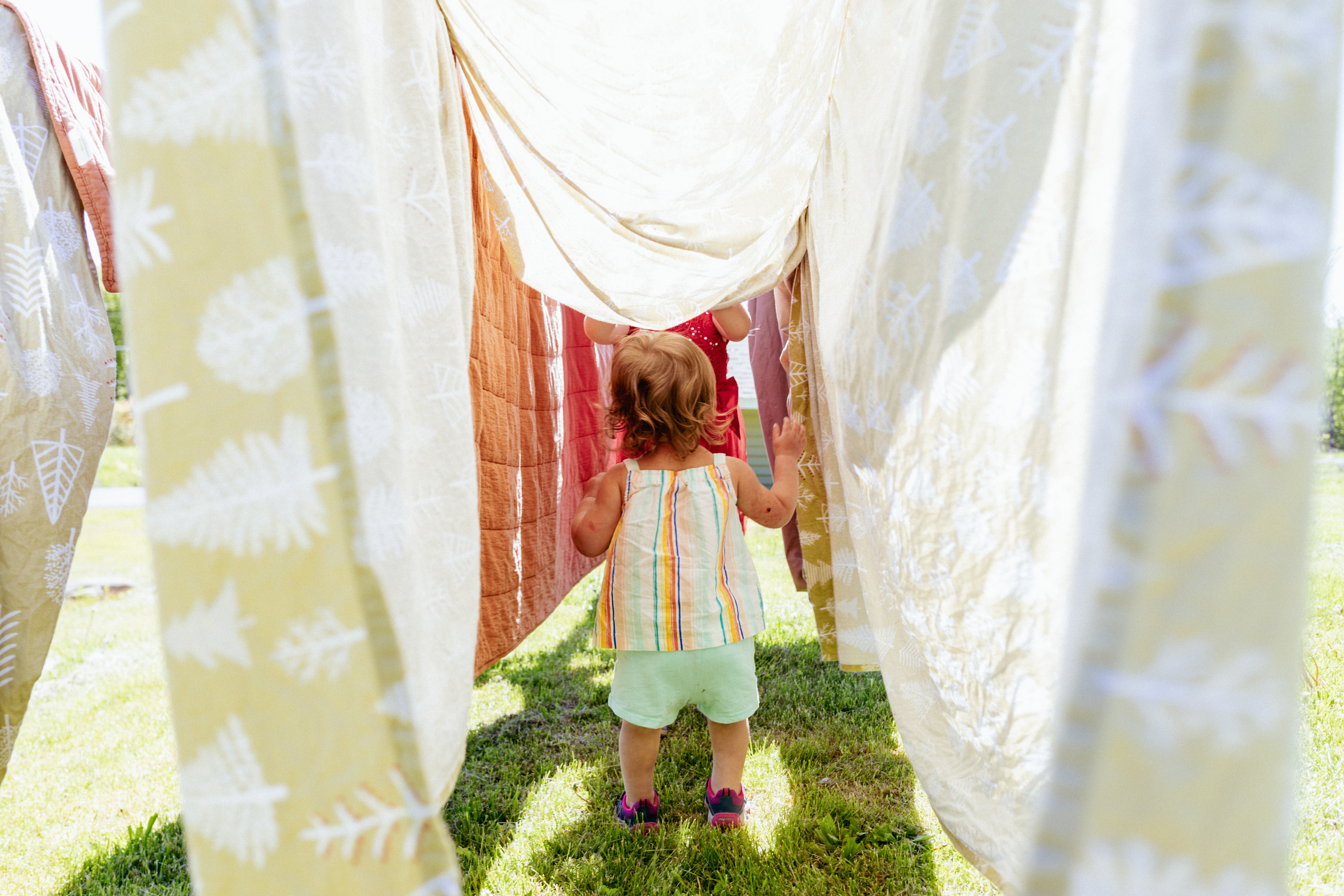 Cabaña efímera de tela construida por niños